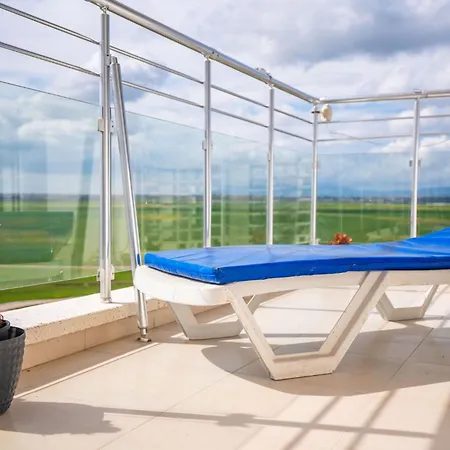 Caesar With Pool Access And Balcony Apartmán