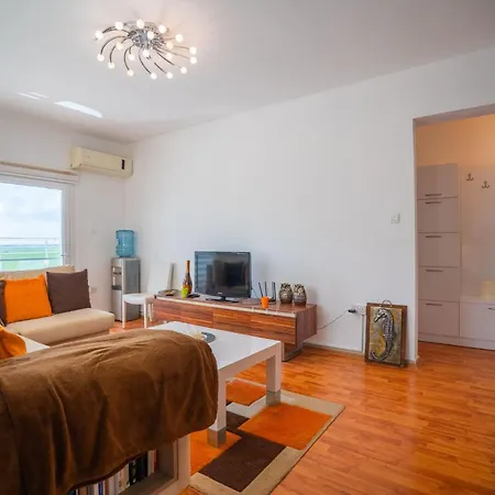 Apartman Caesar With Pool Access And Balcony