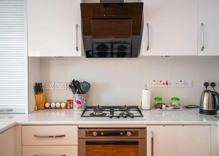 Caesar With Pool Access And Balcony Trikomo