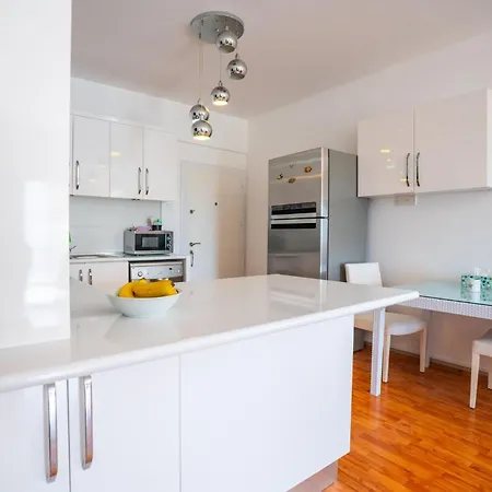 Caesar With Pool Access And Balcony *